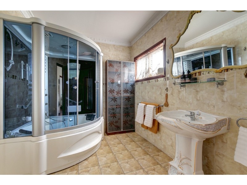 4 Down Drive, Valley View SA 5093