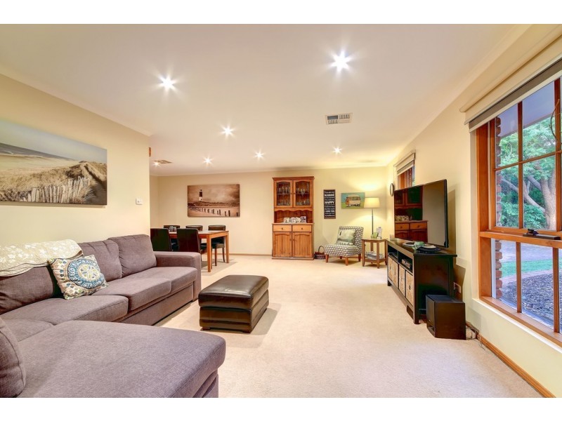 4 Stirling Avenue, Aberfoyle Park SA 5159