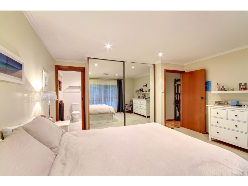 4 Stirling Avenue, Aberfoyle Park SA 5159