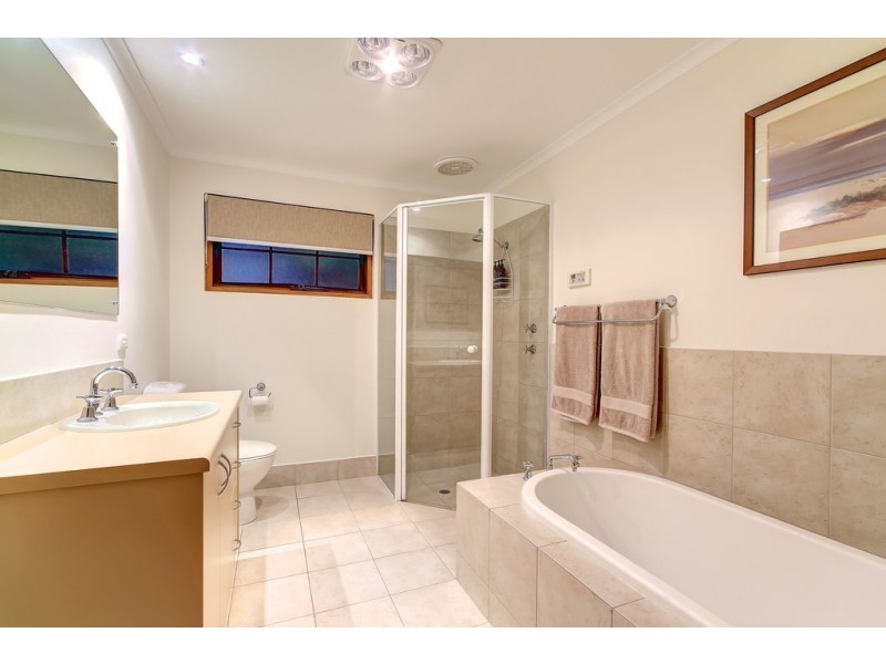 4 Stirling Avenue, Aberfoyle Park SA 5159