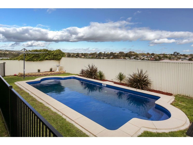 24 Woocalla Street, O’sullivan Beach SA 5166