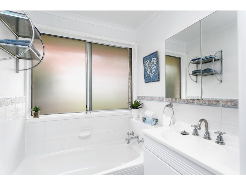 4 Woodhall Drive, Happy Valley SA 5159