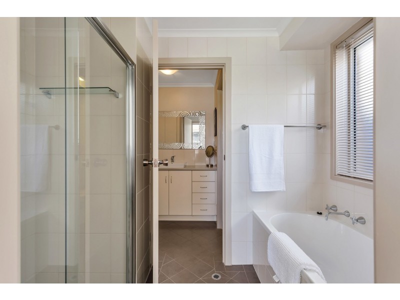 7 Farnham Crescent, Woodcroft SA 5162