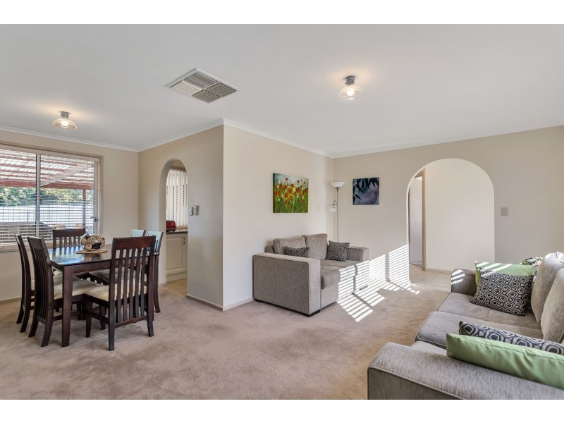 7 Farnham Crescent, Woodcroft SA 5162