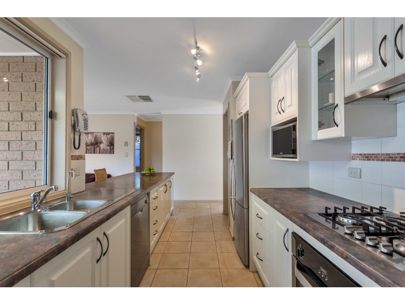 7 Farnham Crescent, Woodcroft SA 5162