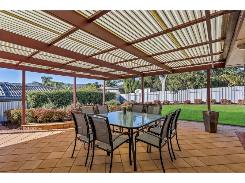 7 Farnham Crescent, Woodcroft SA 5162