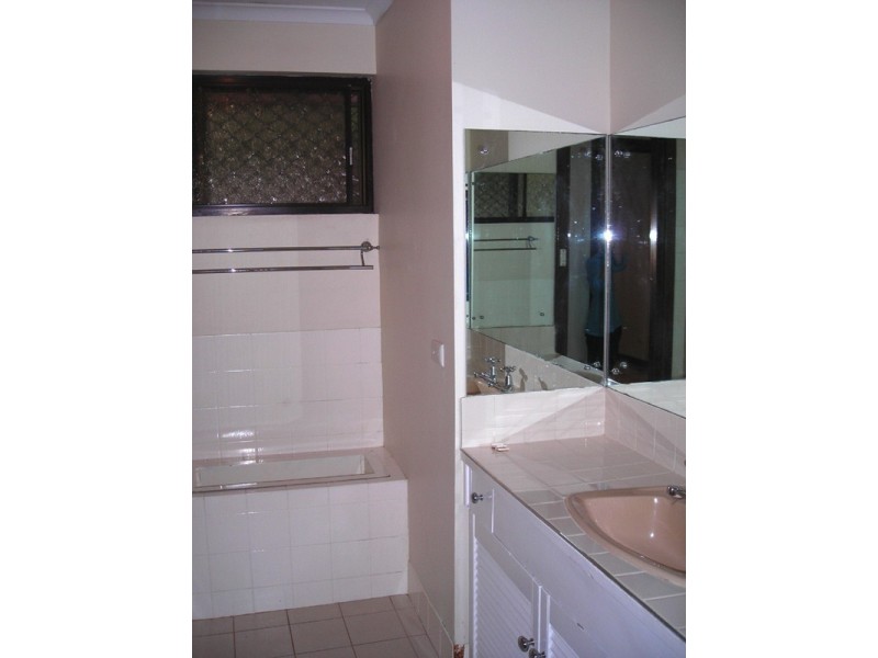 18 Elmgrove St, Aberfoyle Park SA 5159