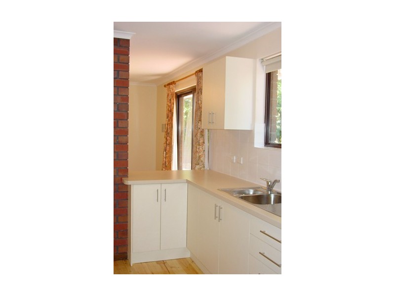 18 Elmgrove St, Aberfoyle Park SA 5159