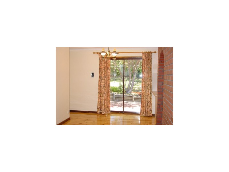 18 Elmgrove St, Aberfoyle Park SA 5159