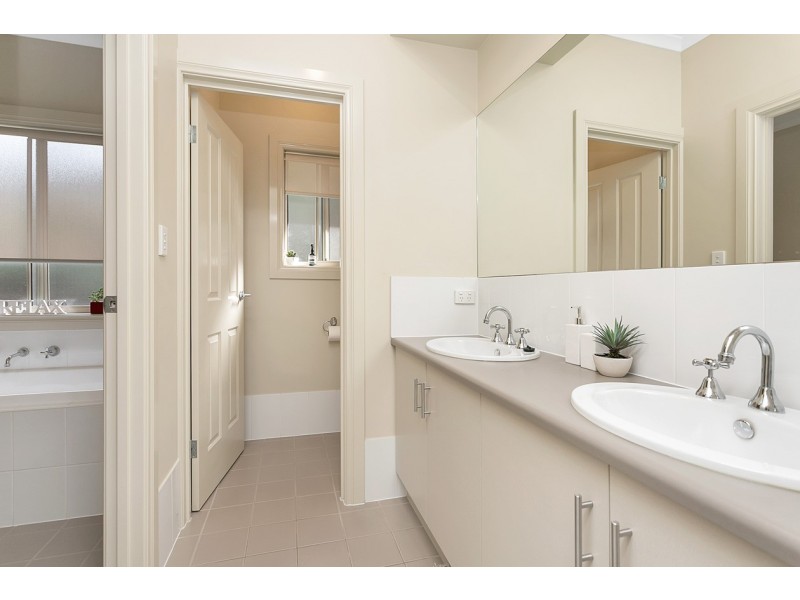 21 Viaduct Road, Eden Hills SA 5050