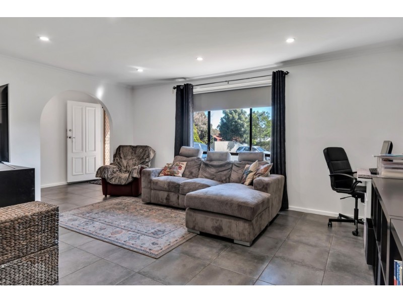 15 Deborah Road, Aberfoyle Park SA 5159