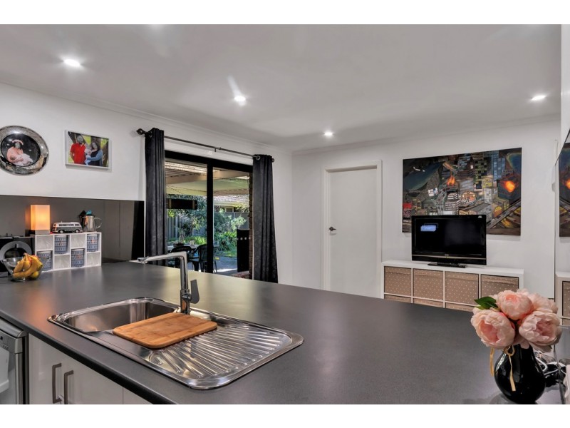 15 Deborah Road, Aberfoyle Park SA 5159