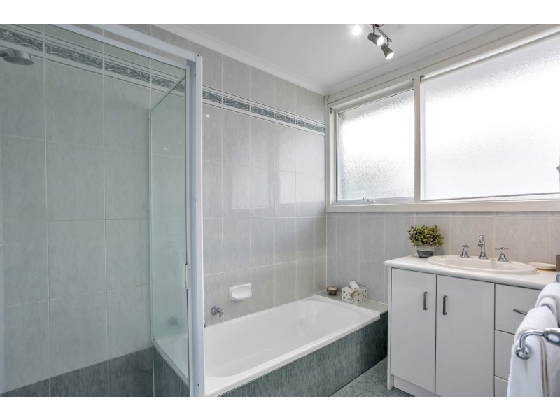 34 Oakridge Road, Aberfoyle Park SA 5159