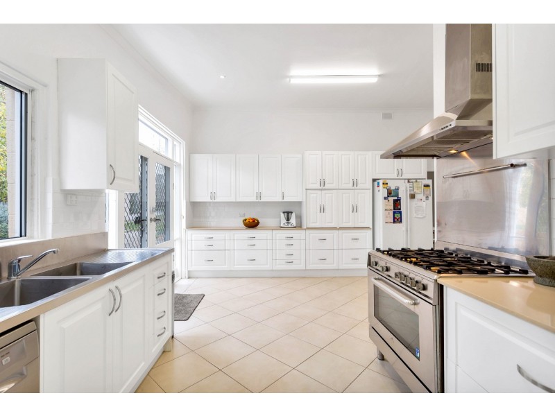 18-20 Yalanda St, Eden Hills SA 5050