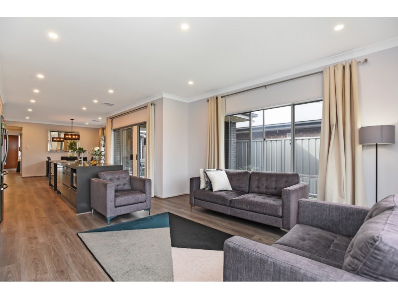 24 Sunrise Drive, Woodcroft SA 5162