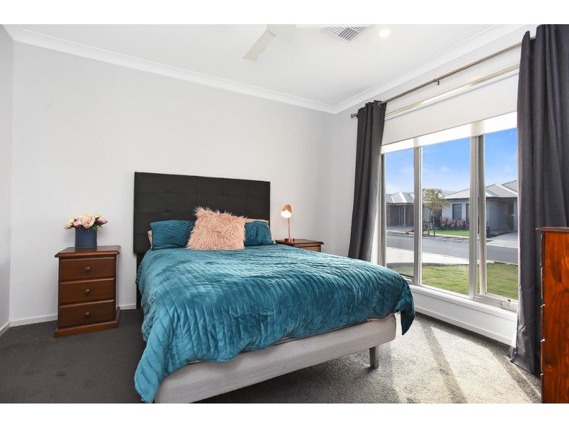 24 Sunrise Drive, Woodcroft SA 5162