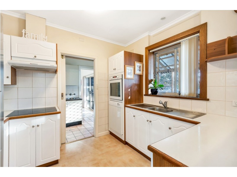 8 Eden Avenue, Bellevue Heights SA 5050