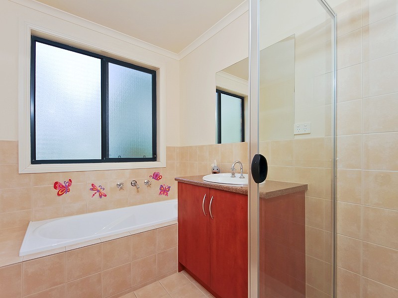 3 Oakley Road, Aberfoyle Park SA 5159