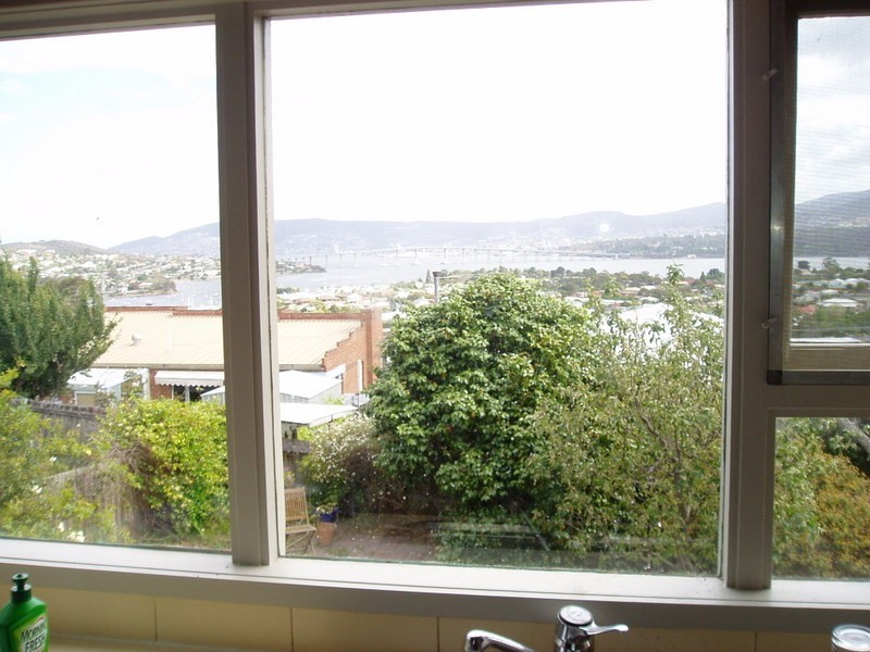 10 Malunna Road, Lindisfarne TAS 7015