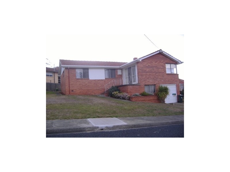 35 Henley Street, Lindisfarne TAS 7015