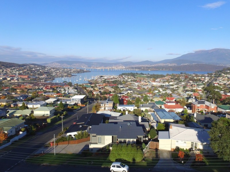 37 MALUNNA ROAD, Lindisfarne TAS 7015