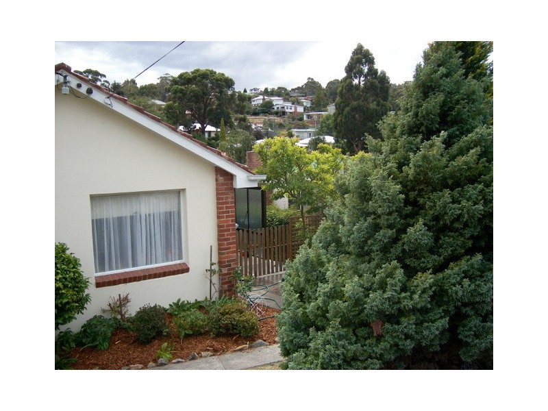 18 Henley Street, Lindisfarne TAS 7015