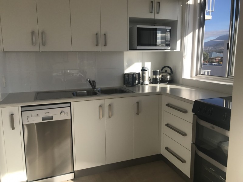 3/8 BALLAWINNIE ROAD, Lindisfarne TAS 7015