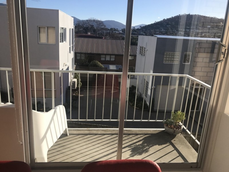 3/8 BALLAWINNIE ROAD, Lindisfarne TAS 7015