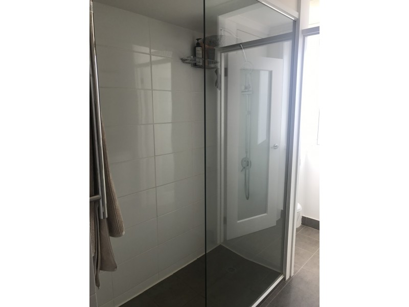 3/8 BALLAWINNIE ROAD, Lindisfarne TAS 7015