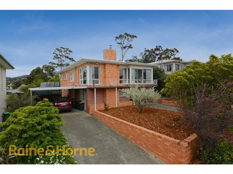 30 Karoola Road, Lindisfarne TAS 7015