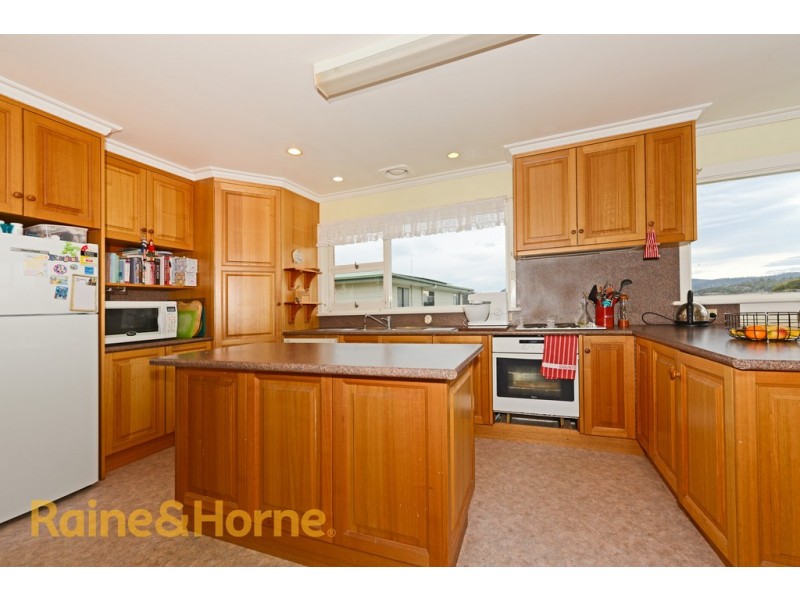 30 Karoola Road, Lindisfarne TAS 7015