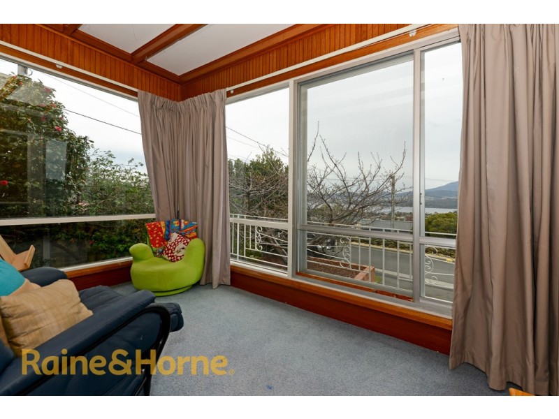 30 Karoola Road, Lindisfarne TAS 7015