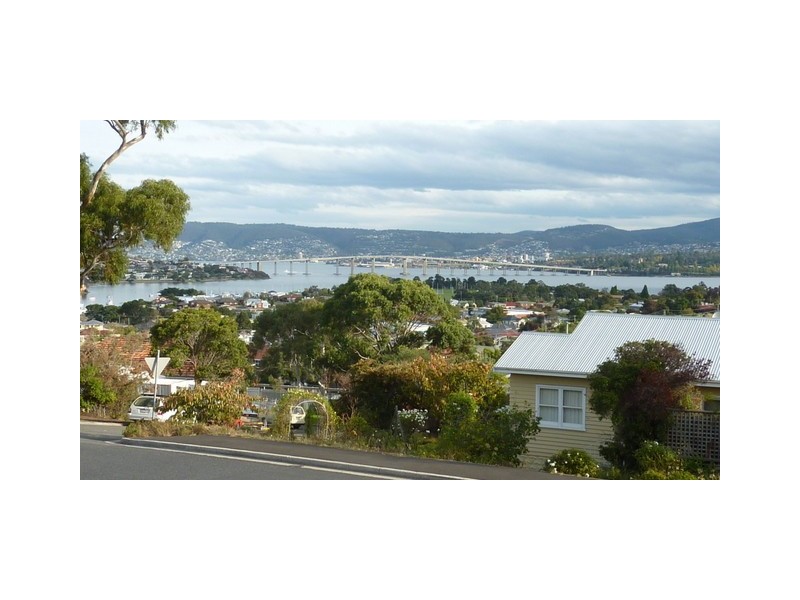 35 Corinna Road, Lindisfarne TAS 7015