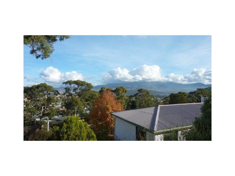 124 Karoola Road, Lindisfarne TAS 7015