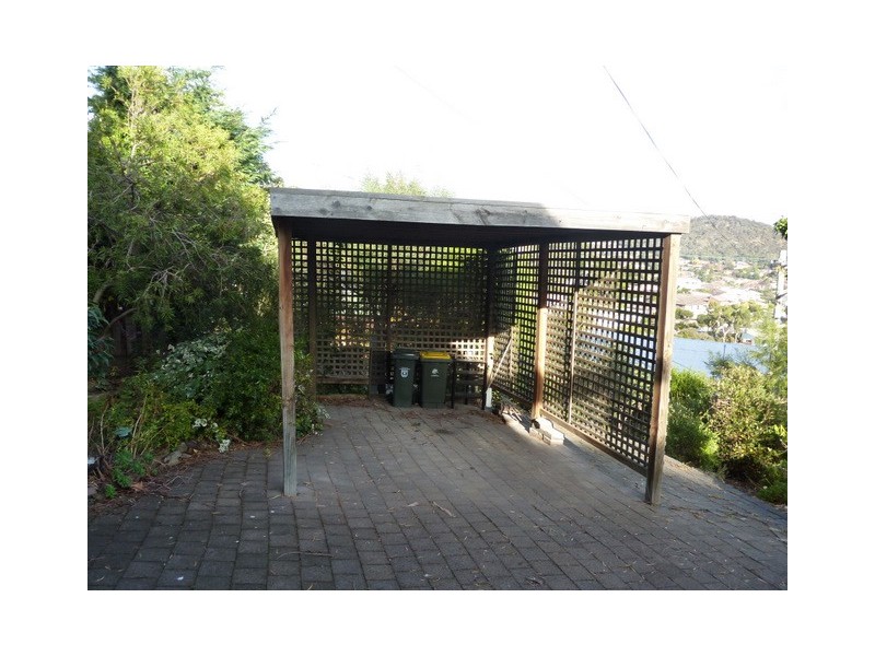 124 Karoola Road, Lindisfarne TAS 7015