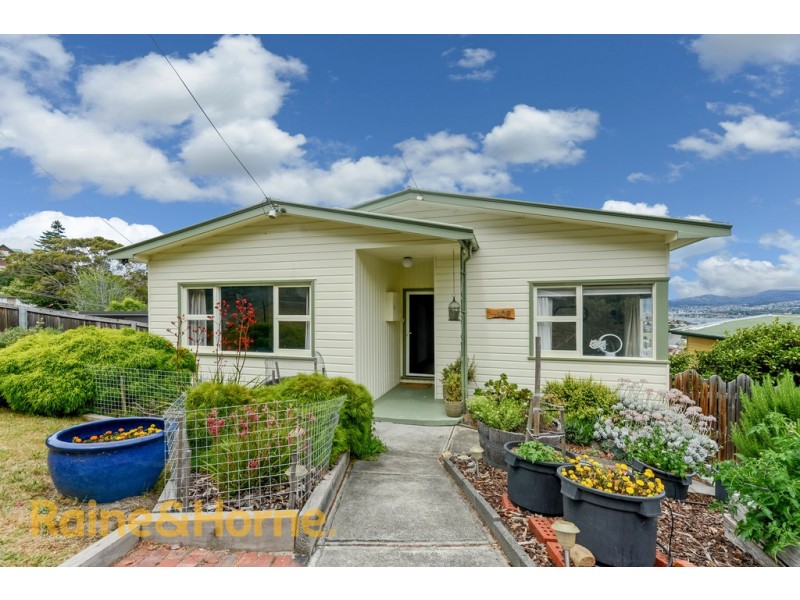 109 Karoola Road, Lindisfarne TAS 7015