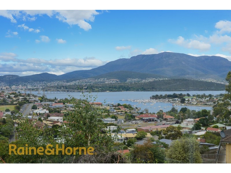 109 Karoola Road, Lindisfarne TAS 7015