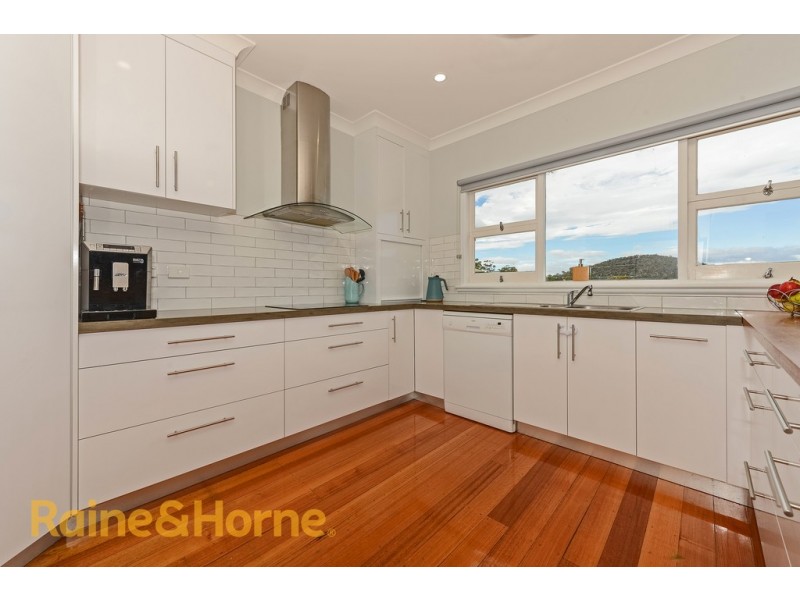 109 Karoola Road, Lindisfarne TAS 7015