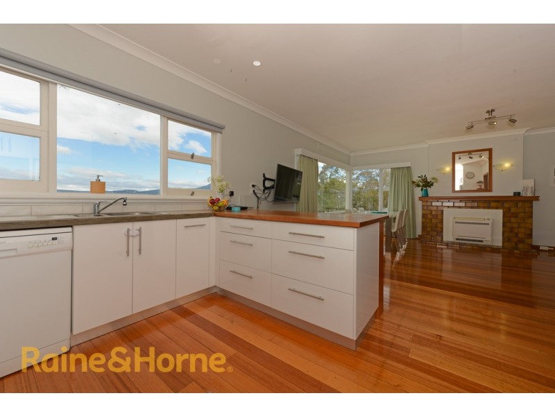 109 Karoola Road, Lindisfarne TAS 7015