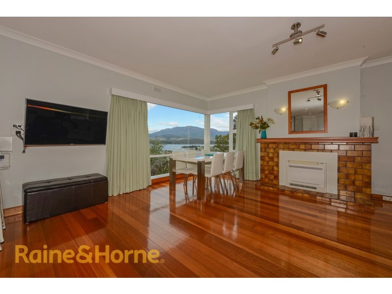 109 Karoola Road, Lindisfarne TAS 7015