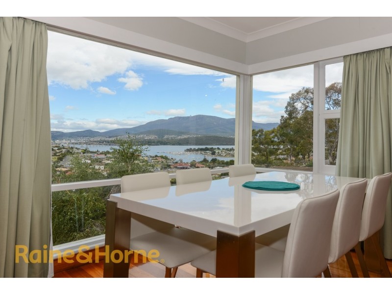 109 Karoola Road, Lindisfarne TAS 7015