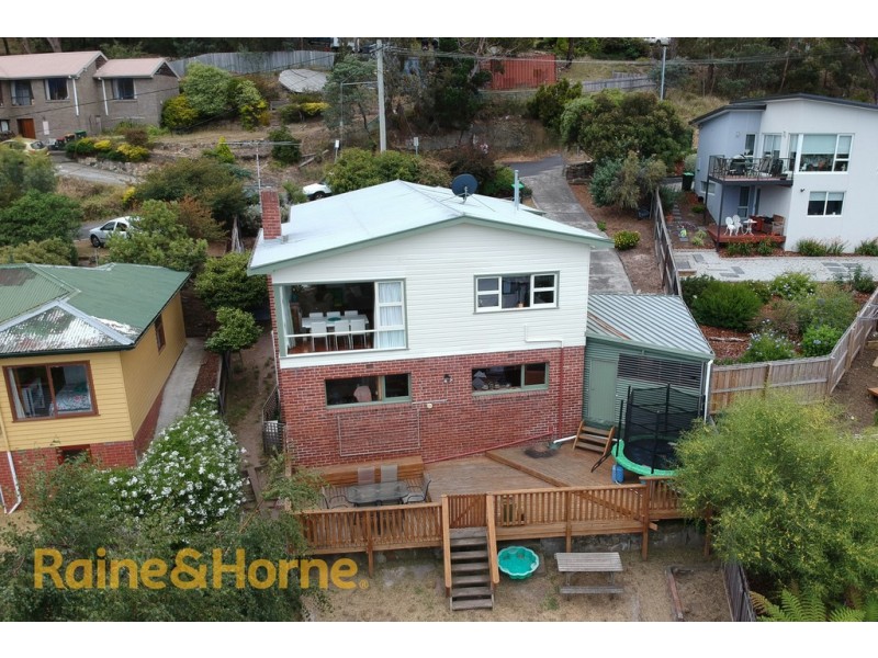 109 Karoola Road, Lindisfarne TAS 7015