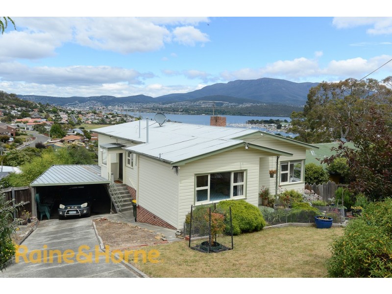 109 Karoola Road, Lindisfarne TAS 7015