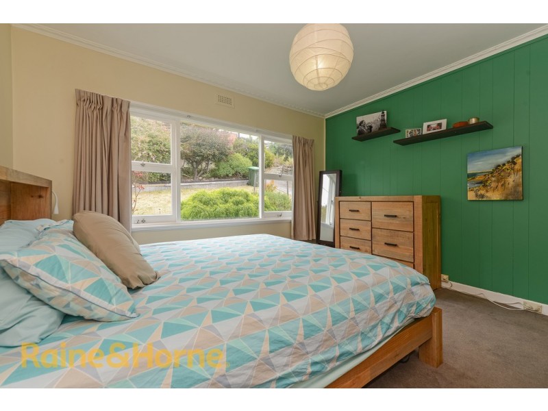 109 Karoola Road, Lindisfarne TAS 7015