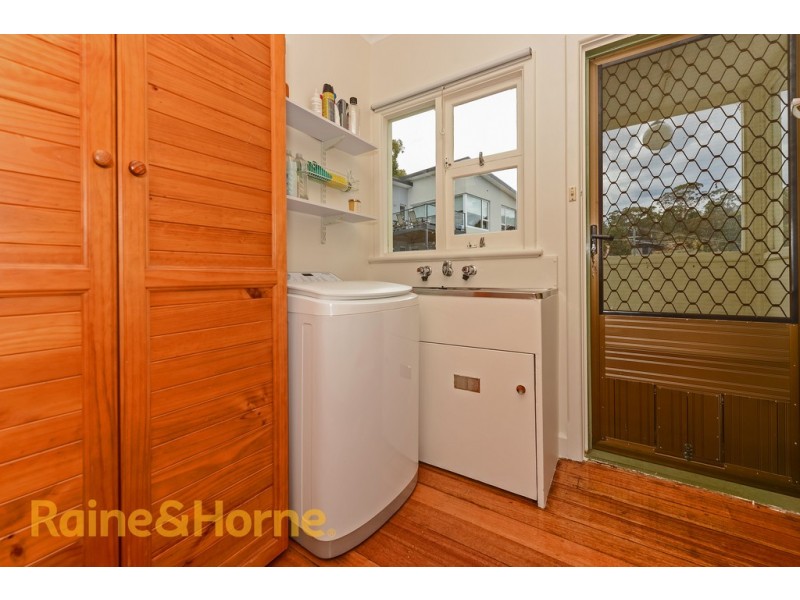 109 Karoola Road, Lindisfarne TAS 7015