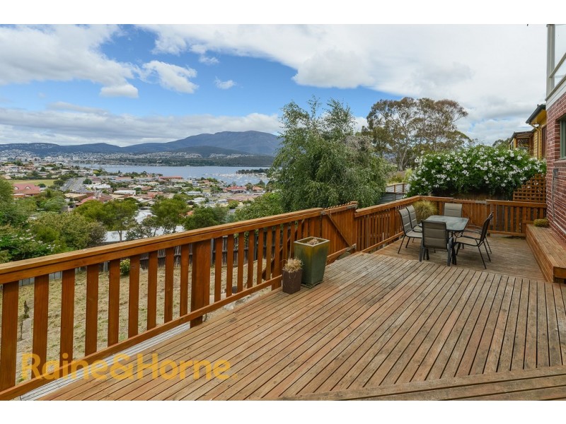 109 Karoola Road, Lindisfarne TAS 7015