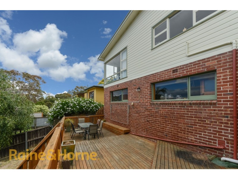 109 Karoola Road, Lindisfarne TAS 7015