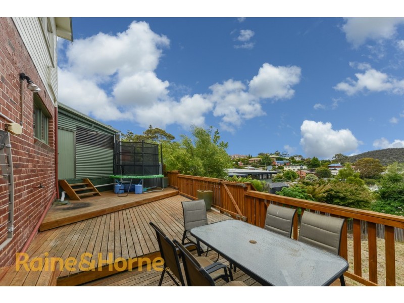 109 Karoola Road, Lindisfarne TAS 7015