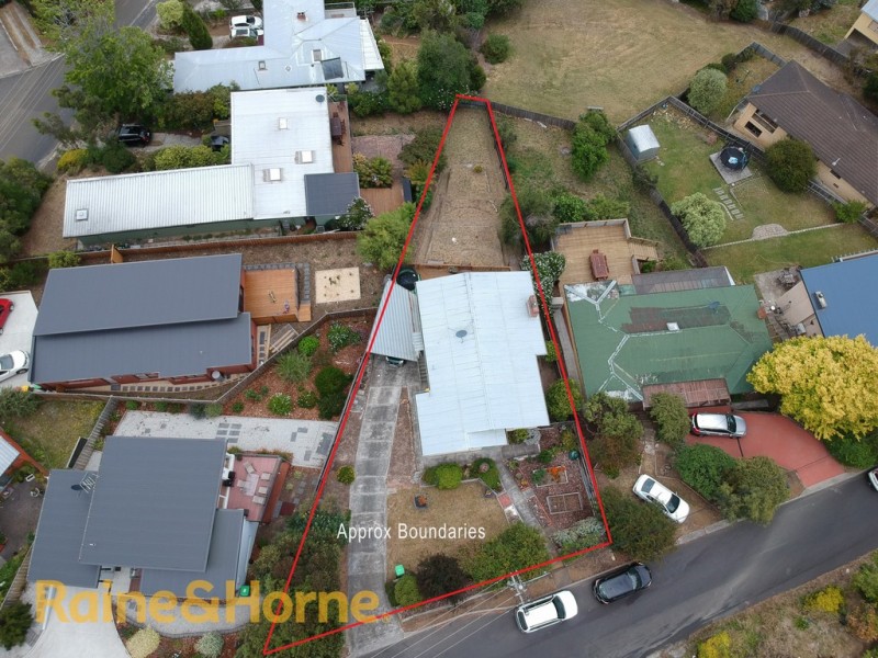 109 Karoola Road, Lindisfarne TAS 7015