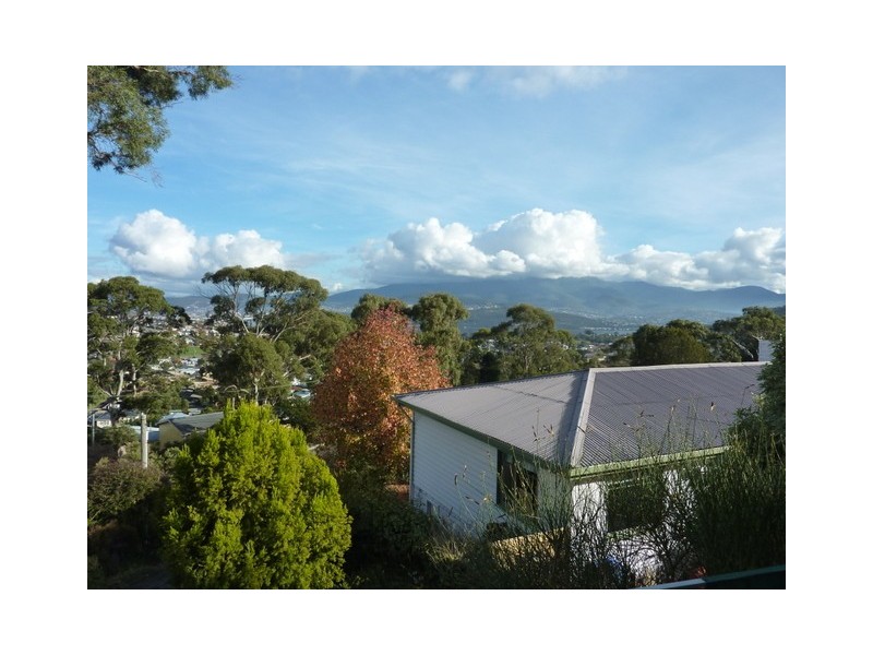 124 Karoola Road, Lindisfarne TAS 7015